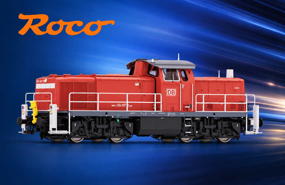 Rote Roco Diesellokomotive vor blauem Hintergrund