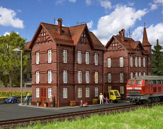 Vollmer 43806 H0 Eisenbahner-Wohnhaus mit First