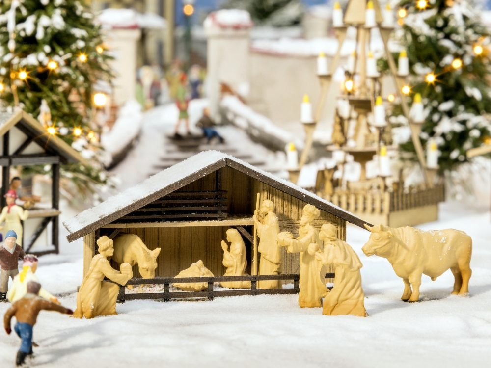 NOCH 14394 H0 Weihnachtsmarkt-Krippe mit Figuren in Holzoptik
