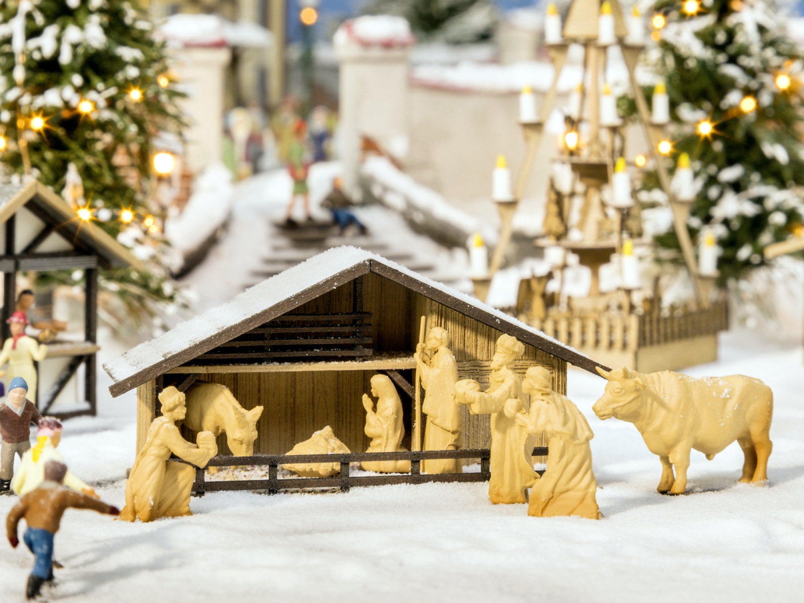 NOCH 14394 H0 Weihnachtsmarkt-Krippe mit Figuren in Holzoptik
